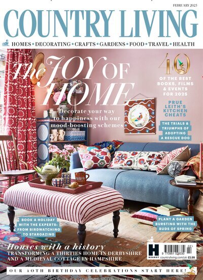 Titelbild der Ausgabe 2/2025 von Country Living UK. Diese Zeitschrift und viele weitere Gartenzeitschriften und Wohnzeitschriften als Abo oder epaper bei United Kiosk online kaufen.